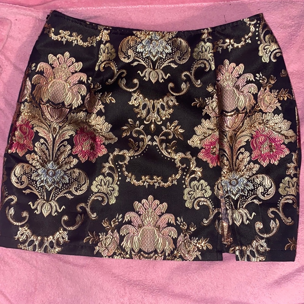 Elegant black skirt with small slit on left leg.
